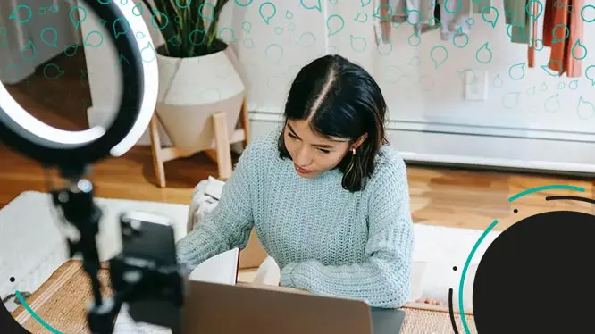 Mujer trabajando en redes sociales para el artículo de marketing digital de Plus Marketing