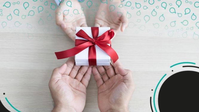 Dos pares de manos intercambian una caja de regalo blanca con moño rojo, simbolizando el principio de la reciprocidad en marketing sobre una mesa de madera clara, con fondo gráfico abstracto en tonos verde y negro.