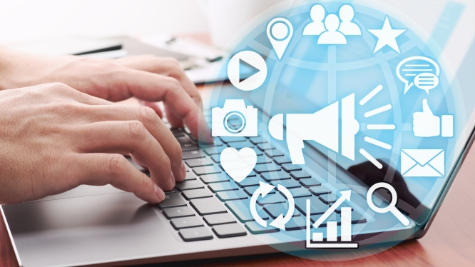 Tu cliente ya te investigó antes de escribirte: así influye el marketing en su decisión